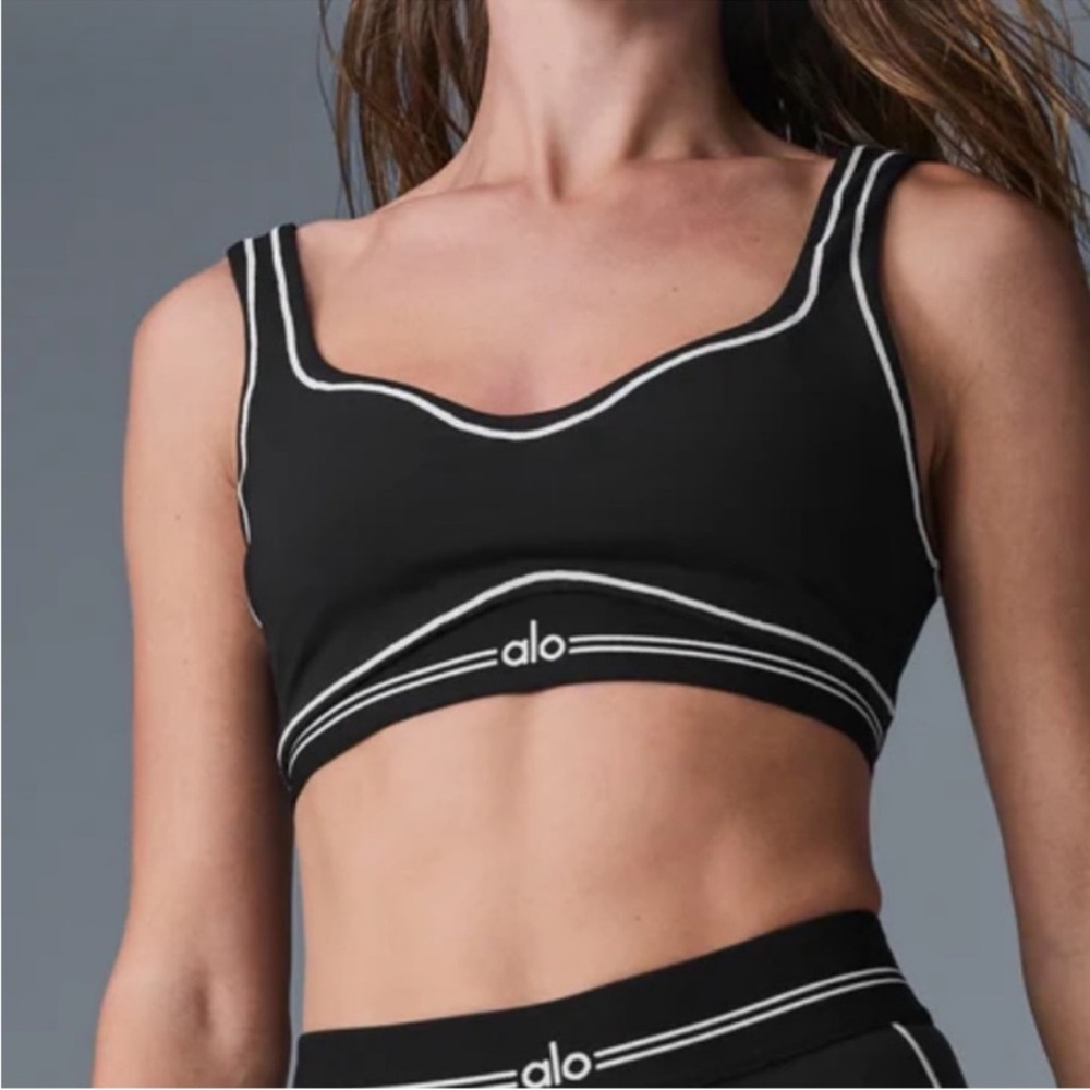 ⭐️Alo Yoga Airbrush Heart Throb Bra⭐️